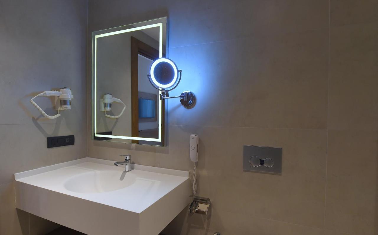 Cher Hotel & Spa Taksim Κωνσταντινούπολη Εξωτερικό φωτογραφία Bathroom mirror with LED lighting